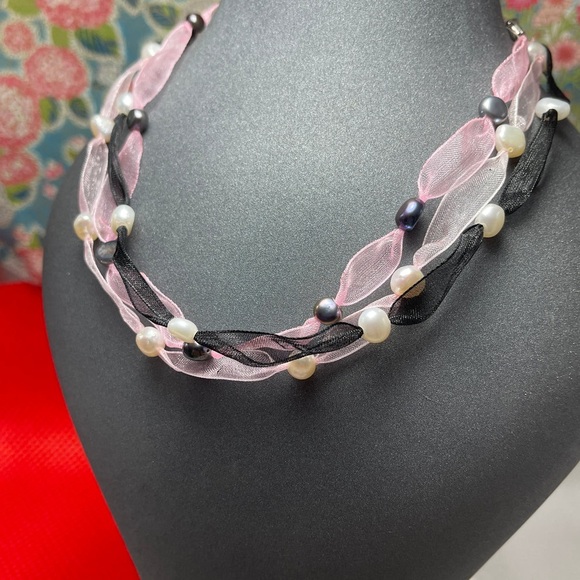 Pearl and Ribbon Necklace - Picture 5 of 6